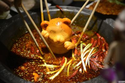 重慶老火鍋底料批發(fā)，吃火鍋的時(shí)候應(yīng)該注意哪些“點(diǎn)”