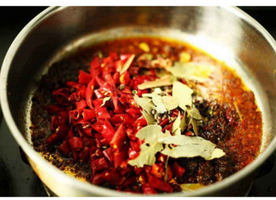 重慶火鍋底料供應(yīng)商如何進(jìn)行產(chǎn)品優(yōu)化？
