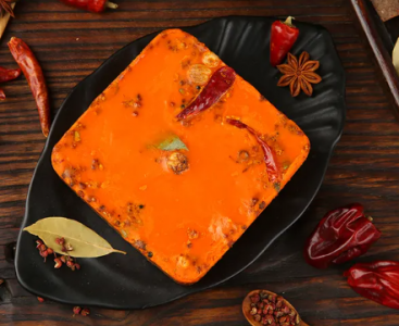 品味重慶經(jīng)典，老火鍋紅油底料入口那一刻，辣香四溢，你嘗過(guò)嗎？