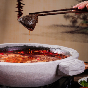 揭秘：牛油紅油火鍋的獨(dú)特風(fēng)味何在？