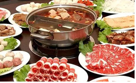  重慶火鍋底料批發(fā)對(duì)火鍋文化的闡述 重慶火鍋底料批發(fā)主要提供火鍋底料的銷售，對(duì)于一家生意很好的火鍋店來講，選擇一家穩(wěn)定的供應(yīng)商是保證生意的必要措施，一般來講，進(jìn)行長期合作的廠家在口味上才能夠進(jìn)行還原，避免了頻繁換供應(yīng)商對(duì)口味帶來的變化。 重慶火鍋種類繁多，主要以毛肚為主，當(dāng)然每道菜都有重慶風(fēng)味。調(diào)味料也以芝麻油、蒜泥、香菜、洋蔥、蠔油等輔助蘸料為基礎(chǔ)。吃得很豪放，尤其是在夏天，重慶火鍋赤手空拳，能感受到重慶火鍋帶來的浸泡。只有當(dāng)你真正享受辛辣的火鍋時(shí)，你才能品嘗到重慶火鍋的特色。這是重慶特有的風(fēng)味，也是重慶火鍋在吃的時(shí)候可以體驗(yàn)到的靈魂深處。重慶的火鍋充滿了時(shí)代的氣息。每一口火鍋都能見證重慶火鍋的歷史發(fā)展。在這樣的環(huán)境下，重慶火鍋帶來了時(shí)代的呼喚，發(fā)出了美食的號(hào)角，繼承了傳統(tǒng)的美食，創(chuàng)造了重慶火鍋更好的口味。 重慶火鍋底料批發(fā)從歷史文化的角度出發(fā)，可以說重慶火鍋是百年歷史，在不斷精細(xì)化的工作過程中，重慶火鍋吸引了更多的人去認(rèn)識(shí)，在飲食中也涵蓋了更多的歷史文化，取得了更大的成就。重慶火鍋基地的也讓人們記住了重慶的文化意義?；疱伝夭牧蠌S生產(chǎn)和生產(chǎn)火鍋基地材料是歷史發(fā)展的結(jié)合，而且在不斷生產(chǎn)的基礎(chǔ)材料中可以有多種口味和經(jīng)驗(yàn)，這也是對(duì)重慶火鍋的認(rèn)可，是重慶火鍋精神的歷史驅(qū)動(dòng)。重慶火鍋的味道是很有特點(diǎn)的，特別是我們吃火鍋的時(shí)候，我們可以識(shí)別和體驗(yàn)火鍋的味道。重慶火鍋在吃火鍋時(shí)，會(huì)帶來一定的特色和各種口味，所以火鍋的味道也可以被更多人接受和喜歡。 重慶火鍋底料批發(fā)的風(fēng)味體現(xiàn)在多樣化的格局中。說重慶火鍋的多樣性真的沒有覆蓋，更不用說重慶火鍋中的紅油黃油了。重慶火鍋的香辣味足以讓更多的人喜歡。當(dāng)然，目前重慶火鍋種類較多，但所有的基礎(chǔ)材料都圍繞著重慶火鍋展開。美味的麻辣鍋，正宗的重慶火鍋，精致的火鍋，吃起來正宗的味道，是重慶火鍋帶來的享受。 為了追求健康，重慶火鍋帶來了越來越多的基礎(chǔ)材料。在基礎(chǔ)材料上，滋補(bǔ)木耳湯火鍋也可以帶來這個(gè)時(shí)代的正宗味道，吃在嘴里，享受美味的重慶火鍋。重慶火鍋的番茄火鍋很有特色，可以是酸辣的，可以是酸辣的，但是吃這種火鍋，你可以享受到重慶火鍋的美味，是重慶火鍋從主料到主料的絕配。當(dāng)然，這種重慶火鍋有著獨(dú)特的風(fēng)味，是對(duì)重慶風(fēng)味的體驗(yàn)和認(rèn)識(shí)。但我們吃的是火鍋。我們所享受的是重慶的品味和體驗(yàn)。
